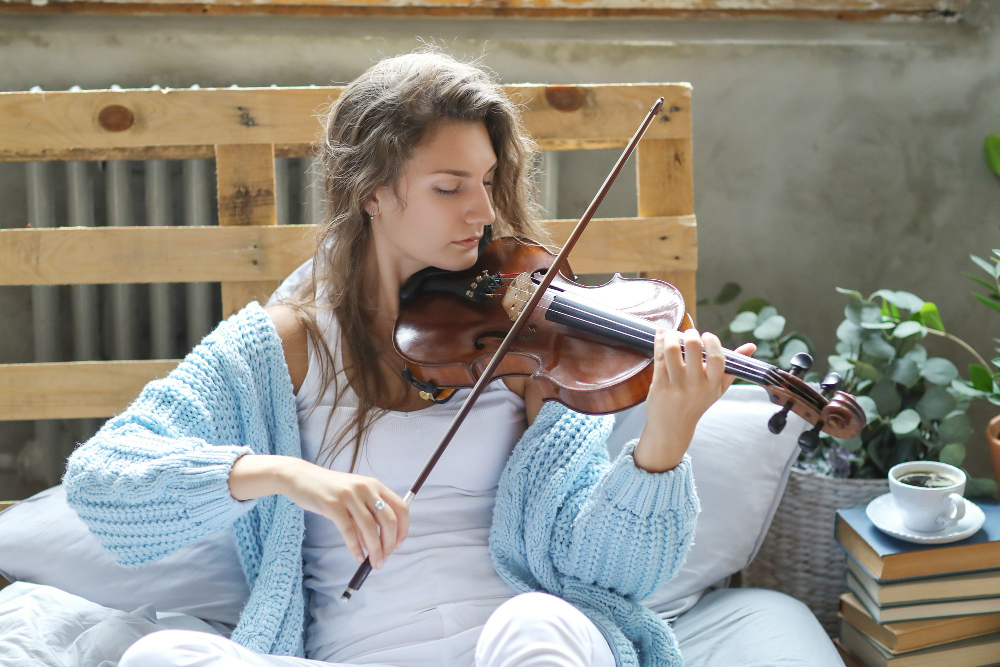 Mujer adulta de 30 años aprendiendo violín